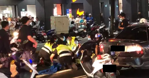 ▲新北市永和市區發生警匪追逐，圍捕過程中警方一度對空鳴槍，最後破窗逮人，車上一名女子疑似因為驚嚇過度當場失去意識，警方和救護人員立即在現場急救。（圖／翻攝畫面）