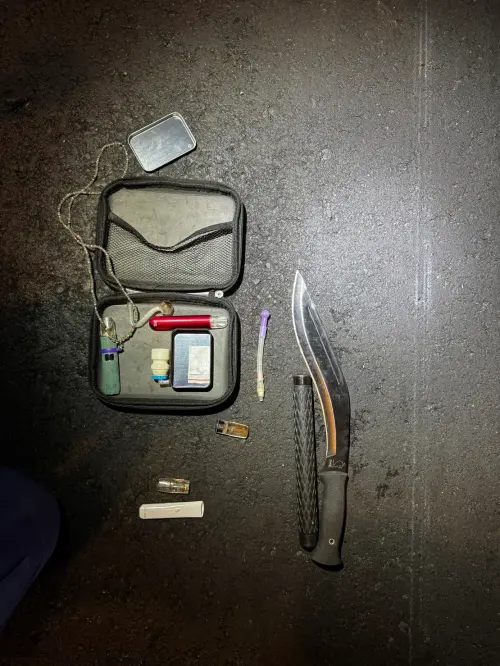 ▲新北永和發生警匪追逐，警方在車上查獲安非它命吸食器3組、依托咪酯煙彈4顆，開山刀一把、警棍ㄧ支。（圖／警方提供）