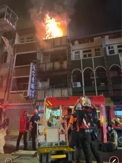 ▲香鋪店一樓為店面,店內1至3樓存放大量金紙與爆竹,警消獲報後,立即出動33車、1無人機、警消68人、2役男、義消30人,抵達後立即布線破門入室搶救。(圖/南市消防局提供) ▲香鋪店一樓為店面,店內1至3樓存放大量金紙與爆竹,警消獲報後,立即出動33車、1無人機、警消68人、2役男、義消30人,抵達後立即布線破門入室搶救。(圖/南市消防局提供)