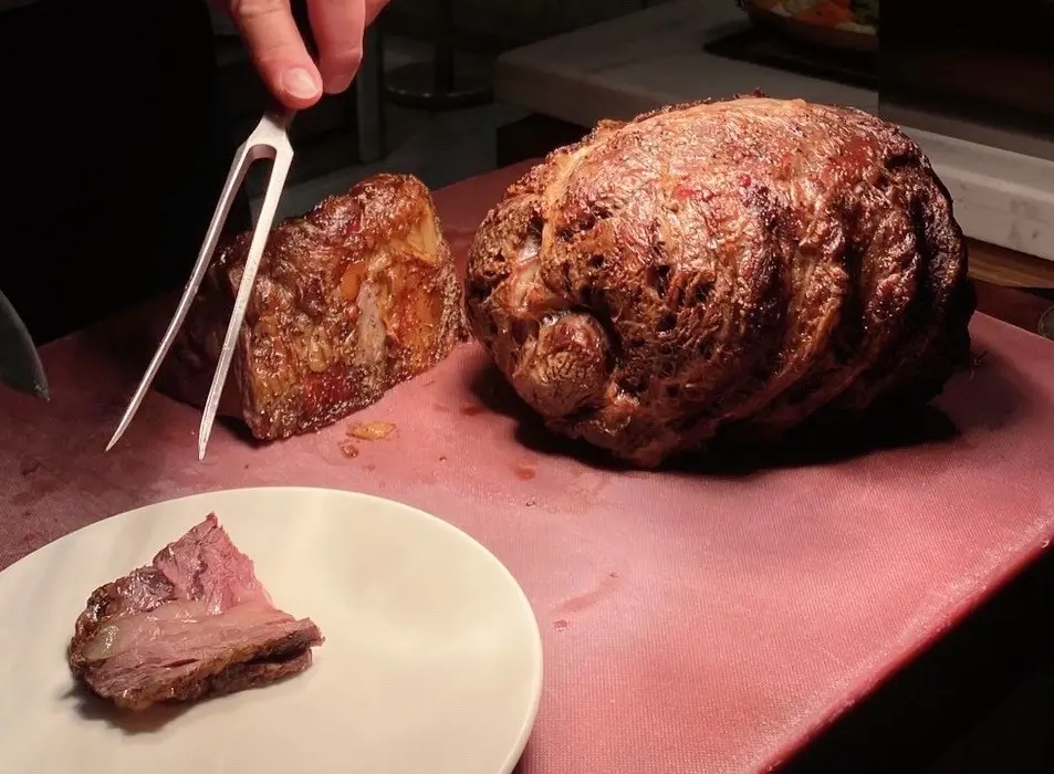 ▲去年台北士林萬麗酒店館內吃到飽餐廳「士林廚房」推出限定日期「鱈場蟹吃到飽」活動造成轟動，近日該活動低調平日午餐回歸，座位已全被訂滿。「士林廚房」將加碼於每周一、二、五、六、日晚餐加推「現切和牛吃到飽」。（圖／翻攝士林萬麗酒店臉書）