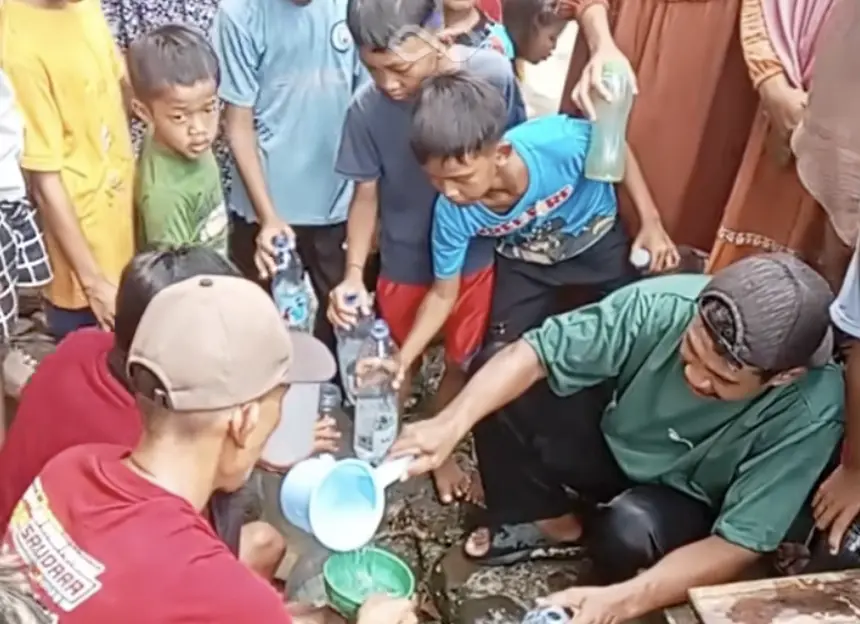 ▲印尼村莊突然出現「湧泉」，而且水質清澈，當地人立刻說是聖水，結果後來才發現只是地下水管破裂。（圖／翻攝自TikTok）