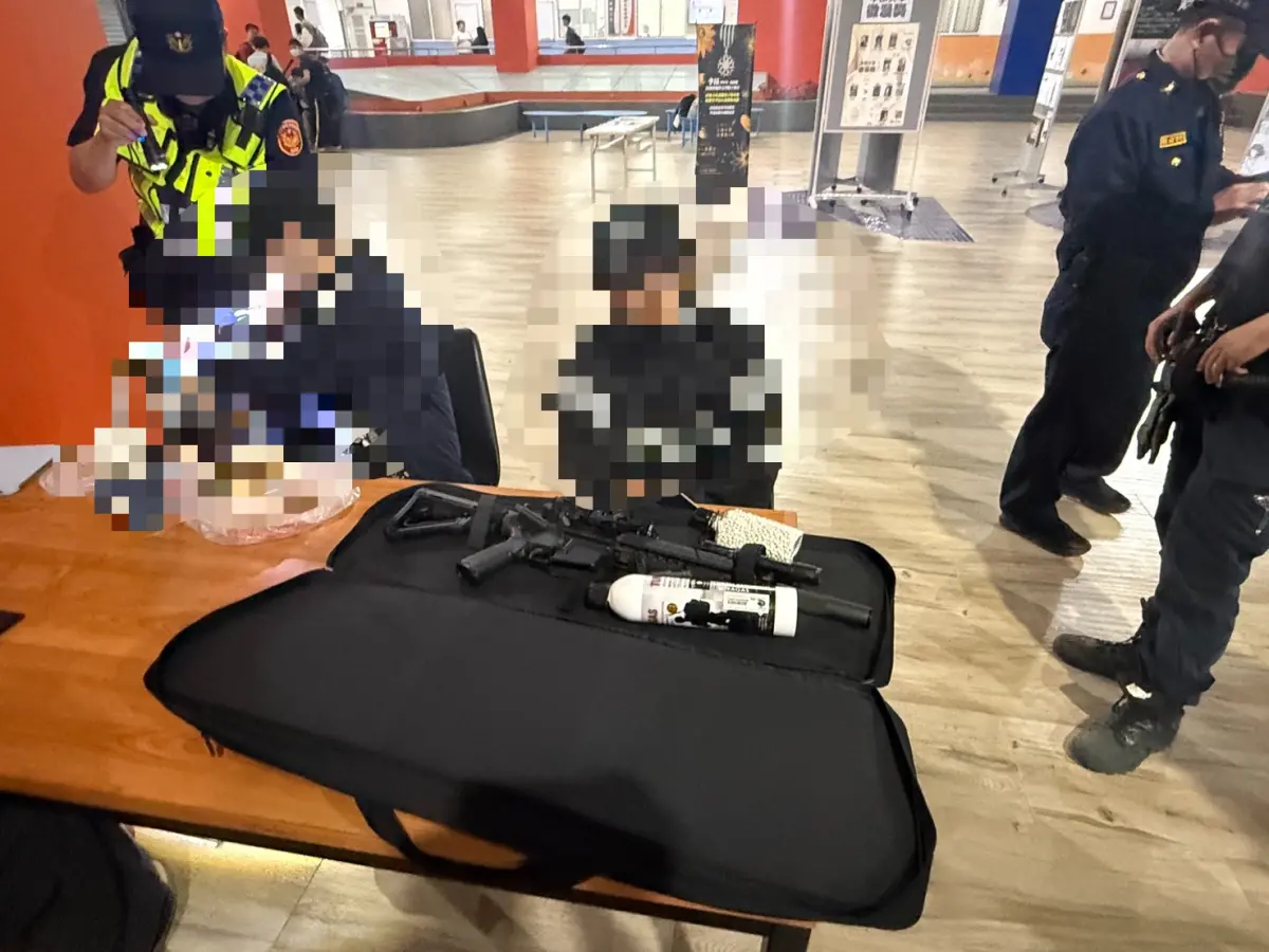 ▲台中一名楊姓男大生，為了去夜市打氣球，攜帶玩具長槍進入校園，警方獲報後趕抵現場，查扣玩具槍並依社會秩序維護法移送。（圖／警方提供）