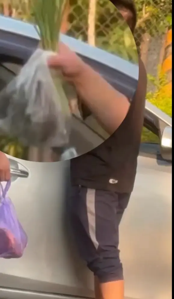 ▲非法獵捕集團在停車場交易狗肉,一手交錢一手送香料包和大蔥。(圖/江和樹提供,2025.04.25)