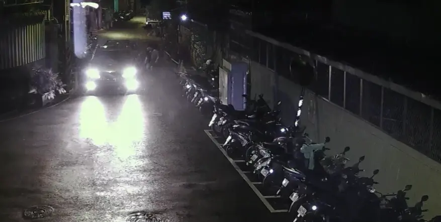 ▲疑似因為債務糾紛，謝姓男子遭人砍傷，倒臥在新北市中和一處宮廟前。（圖／警方提供）