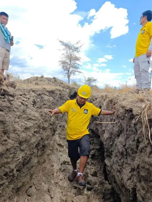▲部分地區的地裂深度從最淺約0.3至0.6公尺左右，最深則可達約21.3公尺。（圖／翻攝自X）