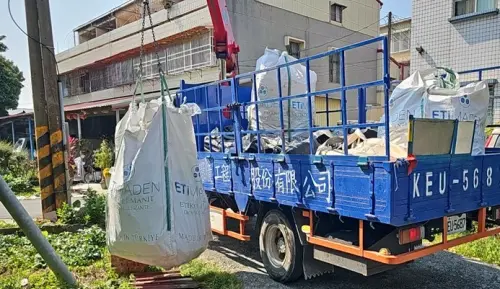 ▲南市府環保局今年預計補助市民清運1,000公噸石綿，將以「先拆先清」原則，請民眾拆完並裝袋通知環保局裝袋數，環保局將依回報順序清運。（圖／南市府提供）