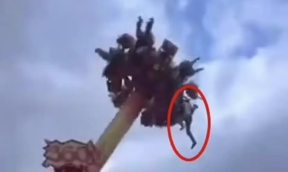 ▲一名13歲少年與3名友人前往位於東爪哇的主題公園遊玩，卻意外被設施甩到地上。（圖／翻攝自X）