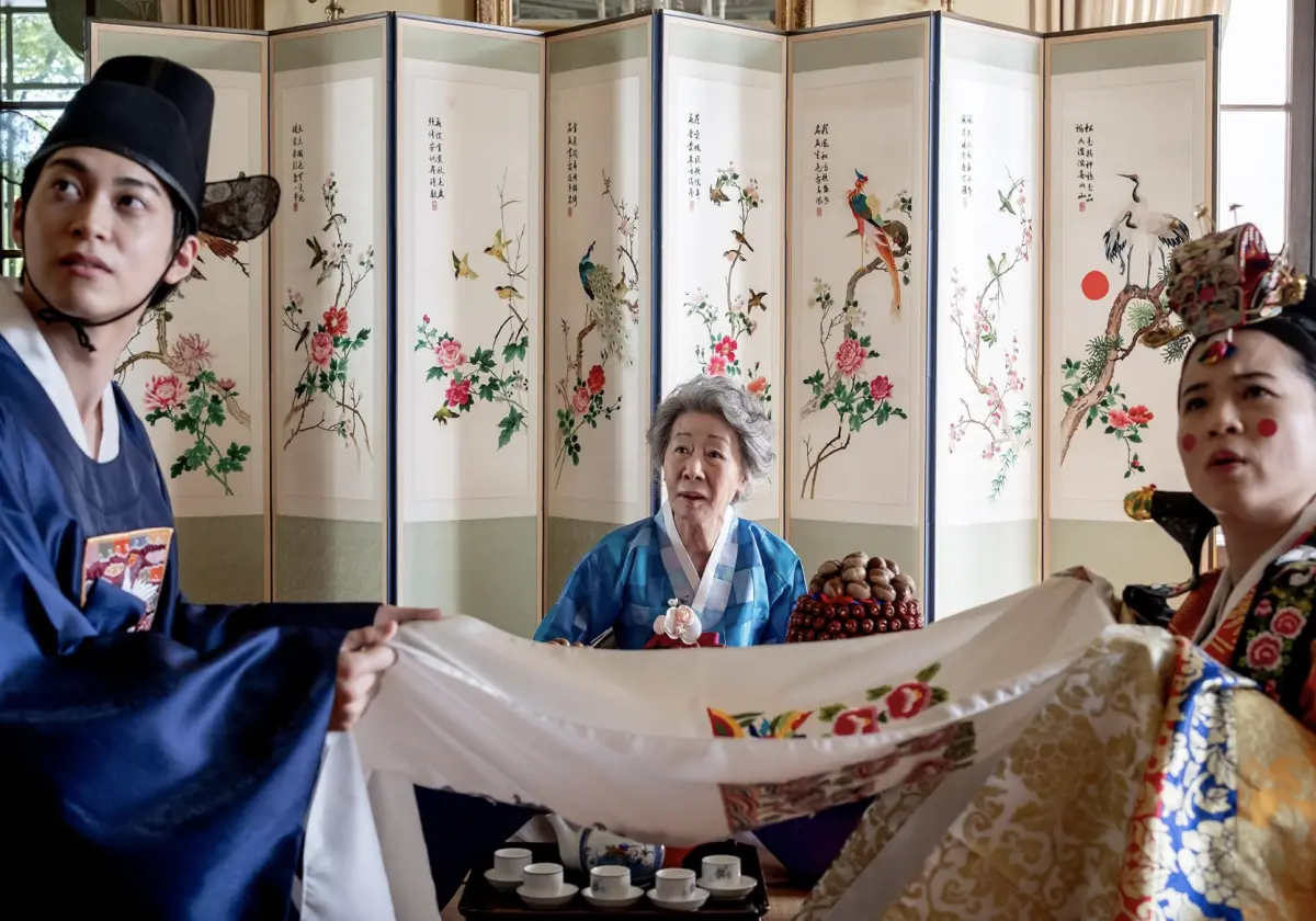 ▲最新重拍版本的《囍宴》，加入不少韓國元素，還請出奧斯卡最佳女配角得主尹汝貞（中）助陣，製片郭曉慶透露尹汝貞氣場非常強，另一位在片中亮相的影后陳沖，本人相當幽默、好玩。（圖／摘自IMDb）