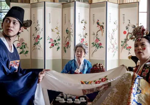 ▲最新重拍版本的《囍宴》，加入不少韓國元素，還請出奧斯卡最佳女配角得主尹汝貞（中）助陣。（圖／摘自IMDb）