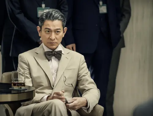▲劉德華在《獵金·遊戲》扮演資深股市操盤手,以花白頭髮的造型出現,充滿睿智的神采。(圖/華映娛樂提供) ▲劉德華在《獵金·遊戲》扮演資深股市操盤手,以花白頭髮的造型出現,充滿睿智的神采。(圖/華映娛樂提供)