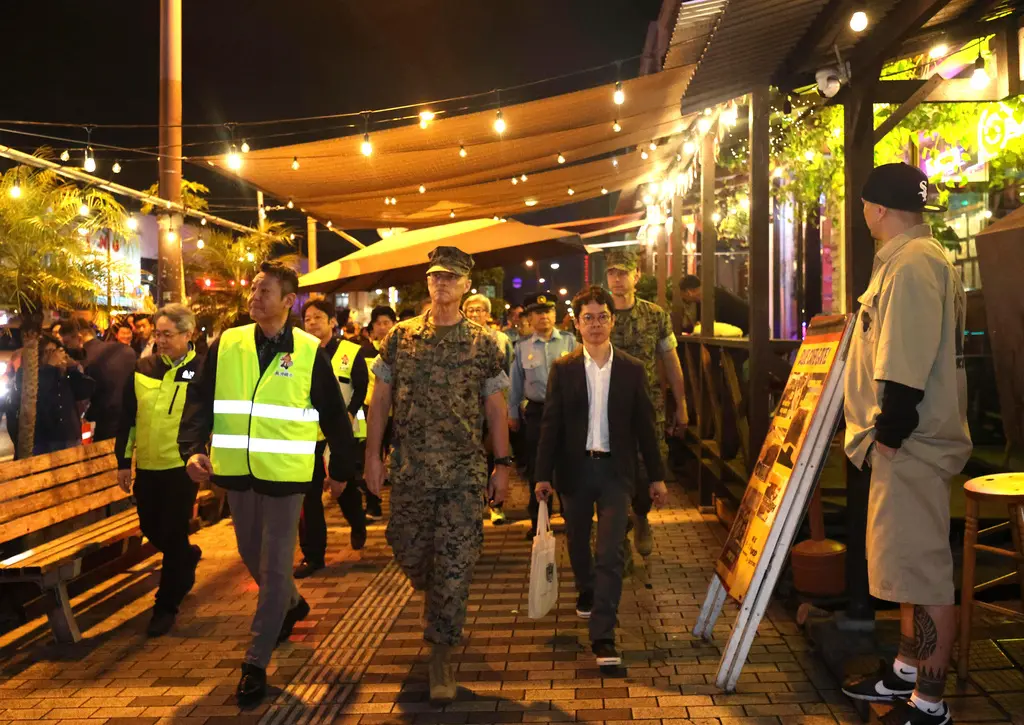 ▲因沖繩駐日美軍性侵案頻傳，4月18日美軍和日本政府官員在沖繩縣沖繩市的「門街」聯合巡邏。（圖／達志影像／美聯社）