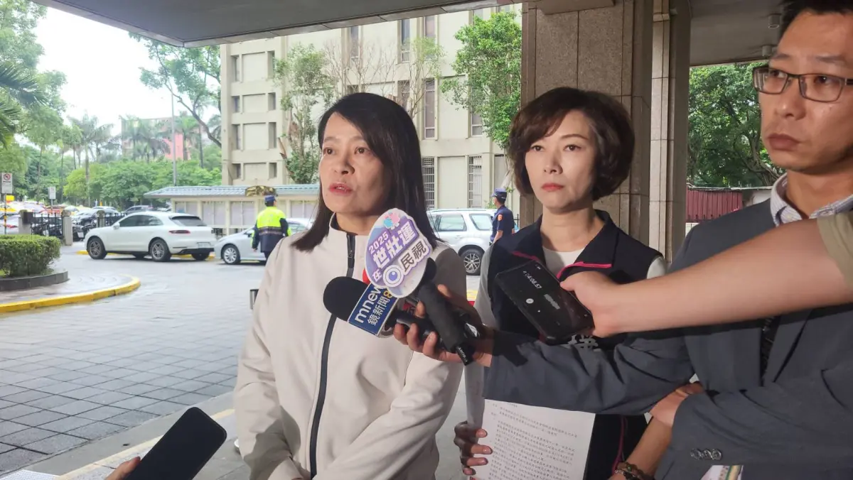 ▲黃琤婷下午1時30分在許宇甄陪同下，代表罷免民進黨立委陳俊宇團體到中選會領表。（圖／記者陳佩君攝，2025.04.25）