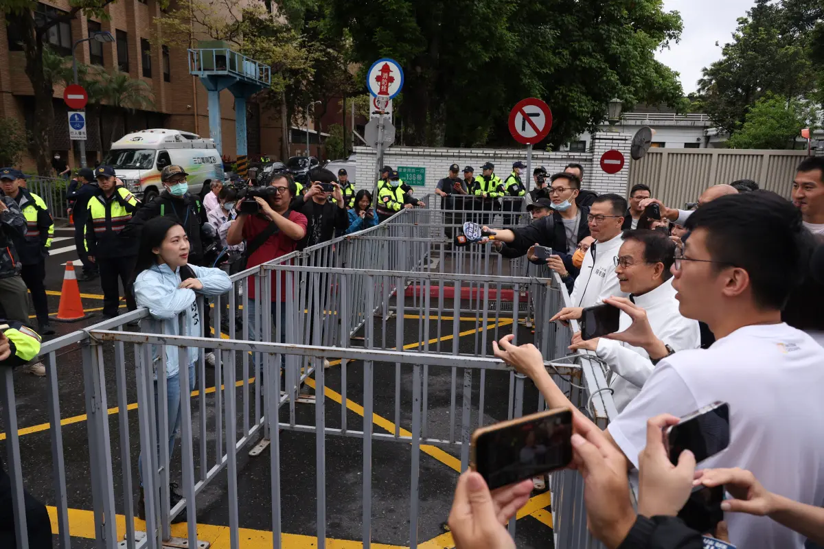 ▲國民黨立委到北檢聲援北市黨部主委黃呂錦茹，卻被拒於拒馬外，但徐巧芯因走另一路口，人出現在禁制區。（圖／記者陳明安攝）