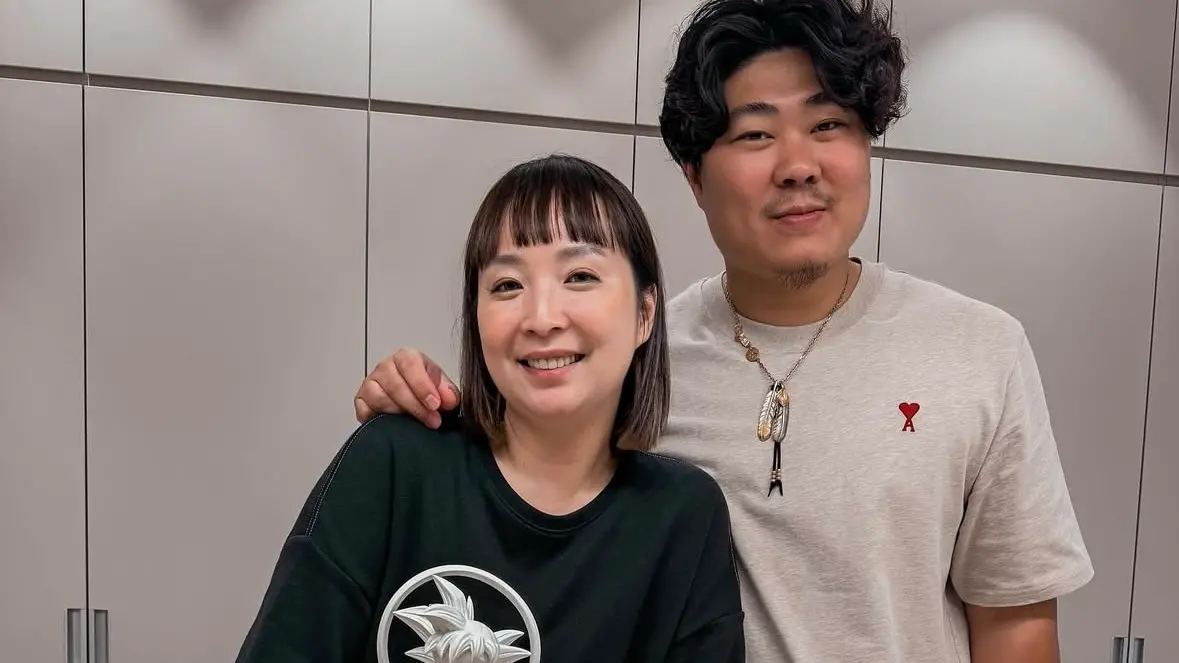 ▲百萬YouTuber蔡阿嘎的影片經常出現的「G卡姐夫」（右）被爆涉入1.2億詐欺案，今（25）日稍早其老婆「嘉義水小姐」（左）親上線聲明致歉，透露事發過程與其及親戚好友無相關，不過仍以已主動向公司離職以示負責，勇於承擔外界輿論。（圖／翻攝自嘉義水小姐IG）