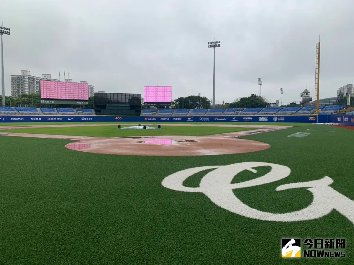 ▲新莊球場賽事因雨確定延賽。（圖／記者陳柏翰攝）