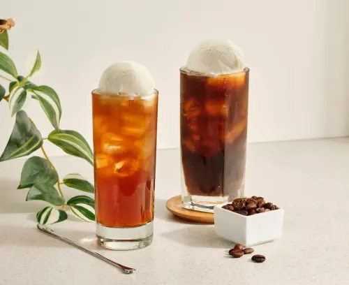 OK超商新品「漂浮冰淇淋美式/紅茶」,將冰淇淋與冷飲結合,選用香草冰淇淋,滑順綿密的凍感體驗。(OK超商提供) ▲OK超商新品「漂浮冰淇淋美式/紅茶」,將冰淇淋與冷飲結合,選用香草冰淇淋,滑順綿密的凍感體驗。(OK超商提供)