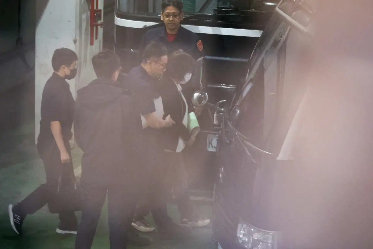 ▲黃呂錦茹上囚車時，共有5名法警。（圖／記者陳明安攝，2025.04.25）