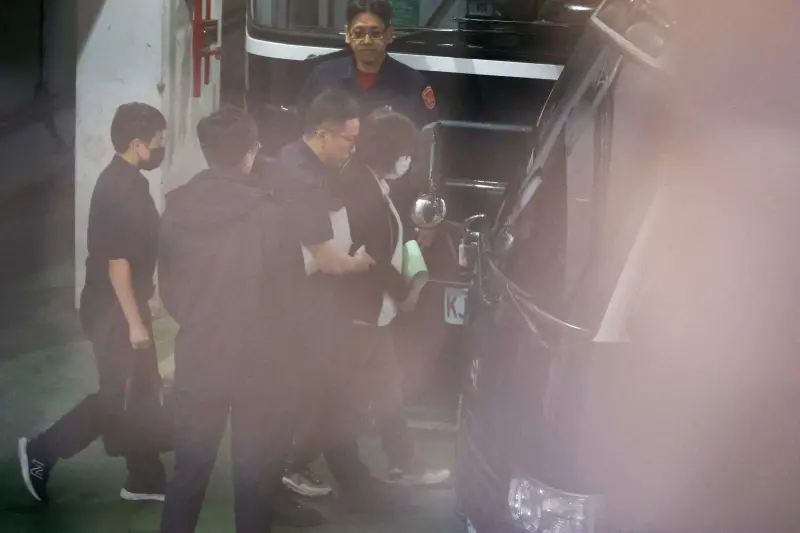 ▲黃呂錦茹上囚車時,共有5名法警。(圖/記者陳明安攝)