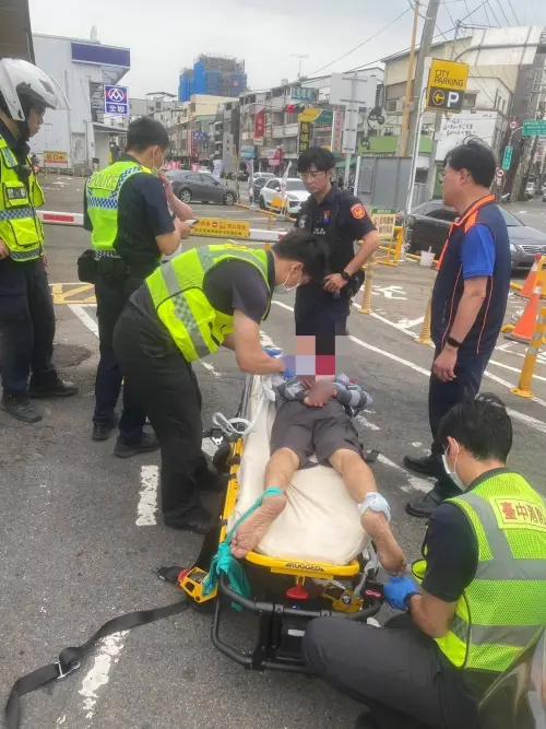 原本在機車行和老闆泡茶聊天的洪姓客人,突然被老闆攻擊,咬傷耳朵送醫。(圖/警方提供) ▲原本在機車行和老闆泡茶聊天的洪姓客人,突然被老闆攻擊,咬傷耳朵送醫。(圖/警方提供)