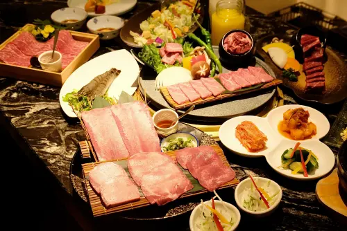 ▲「豐宴套餐-日本國產牛&Prime美牛雙饗」的菜色包含沙拉、前菜、牛舌滿貫拼盤、一品料理、日本國產牛老饕拼盤、大蝦、石鍋拌飯、湯品飲料與甜點。（圖／記者葉盛耀攝）