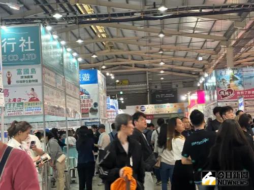 ▲上半年最大規模國際旅展─ATTA台中國際旅展熱鬧登場，吸引不少規劃暑假出遊民眾進場。（圖／記者金武鳳攝，2025.4.25)