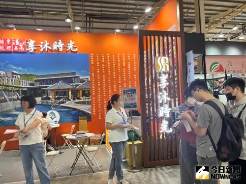 ▲苗栗享沐時光莊園渡假酒店殺很大，吸引人潮搶便宜。（圖／記者金武鳳攝，2025.4.25)