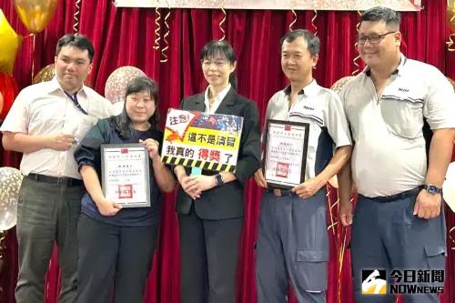▲產業園區管理局高屏分局分局長游淑惠(中)頒贈獎狀予模範勞工。(圖／記者黃守作攝，2025.04.25)