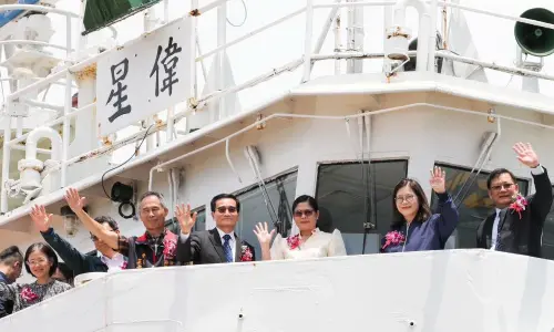 ▲海洋委員會主任委員管碧玲率員登上偉星艦作最後巡禮。(圖／海洋委員會提供)