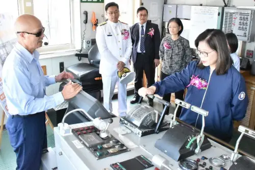 ▲退役艦長呂家富(左)為海洋委員會主任委員管碧玲(右)簡報船艦操作的情形。(圖/海洋委員會提供) ▲退役艦長呂家富(左)為海洋委員會主任委員管碧玲(右)簡報船艦操作的情形。(圖/海洋委員會提供)
