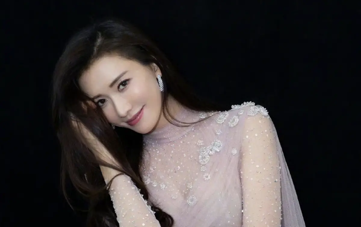 ▲林志玲出席坎城影展的國際女性電影論壇，但人才剛到當地，活動還沒開始，就已經臉部過敏起紅疹，忍不住發文做出「哭哭」的動作，希望趕快復原。（圖／摘自IG）