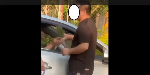 疑販賣狗肉移工傍晚落網 大甲分局提醒雇主:連坐可罰30萬元 ▲兩名嫌犯一個站在車旁拿肉、收錢,另一個坐駕駛座,拿出一把蔥交給同伴。(圖/江和樹提供,2025.04.25)