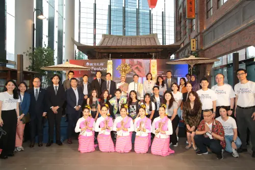 ▲泰國貿易經濟辦事處文那隆代表(Executive Director of Thailand Trade and Economic Office, Mr. Narong Boonsatheanwong)與遠東百貨林彰豊營運長在遠百信義A13 泰國文化節現場與嘉賓們大合影