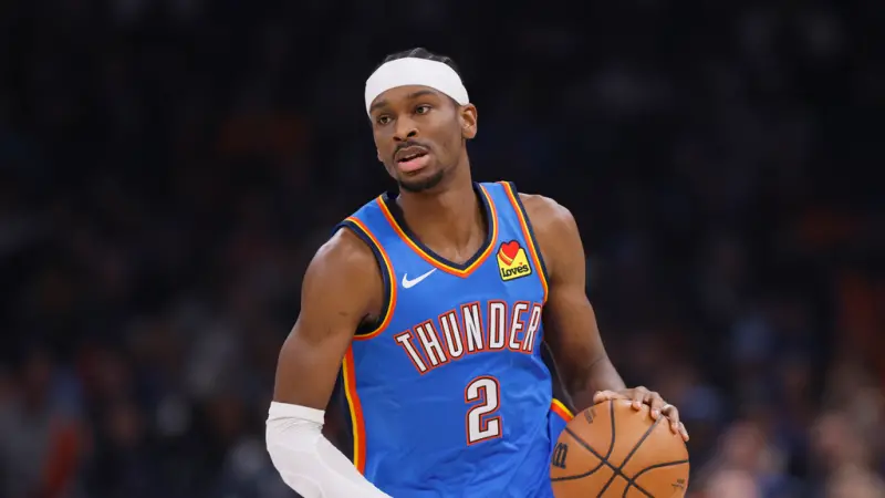 ▲西區冠軍賽首戰下半場雷霆一哥「SGA」Shai Gilgeous-Alexander決勝節單打展現巨星風範，全場攻下31分，雷霆終場114：88擊敗灰狼。賽後，SGA受訪展現極強的自信說道：「我們根本沒有慌，因為對手遲早會掉鏈子，後來還真的就不行了。」（圖／美聯社／達志影像）