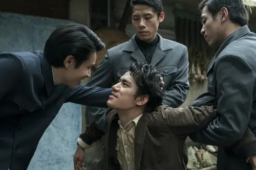 ▲《搜查瑠公圳》本是以戒嚴時期台灣最著名的分屍案之一搬上銀幕作為噱頭，沒想到男主角朱軒洋（中）和女主角吳卓源的緋聞意外成為焦點。（圖／伯樂影業）