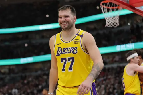 ▲LeBron雖續留湖人卻失話語權，球隊建隊圍繞Doncic，他已無處可去、無力主導補強。（圖／美聯社／達志影像）