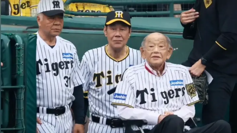 ▲阪神虎本季迎接建隊90周年，賽前特別邀情隊史傳奇左投江夏豐（右）擔任開球嘉賓，他被推著輪椅登場、戴著呼吸器也堅持完成象徵性的開球儀式，搭配的捕手則是阪神虎OB會長田淵幸一（中），「老虎先生」掛布雅之擔任打者，讓滿場球迷歡聲雷動。（圖／擷取自Hot Trending Youtube）