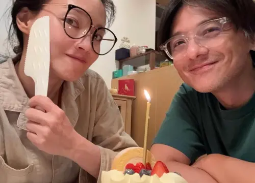 ▲舒淇生日當天曬出素顏照,與老公馮德倫一同慶祝,畫面溫馨自然。(圖/舒淇IG) ▲舒淇今年生日和老公馮德倫一同慶祝,畫面溫馨自然。(圖/舒淇IG)