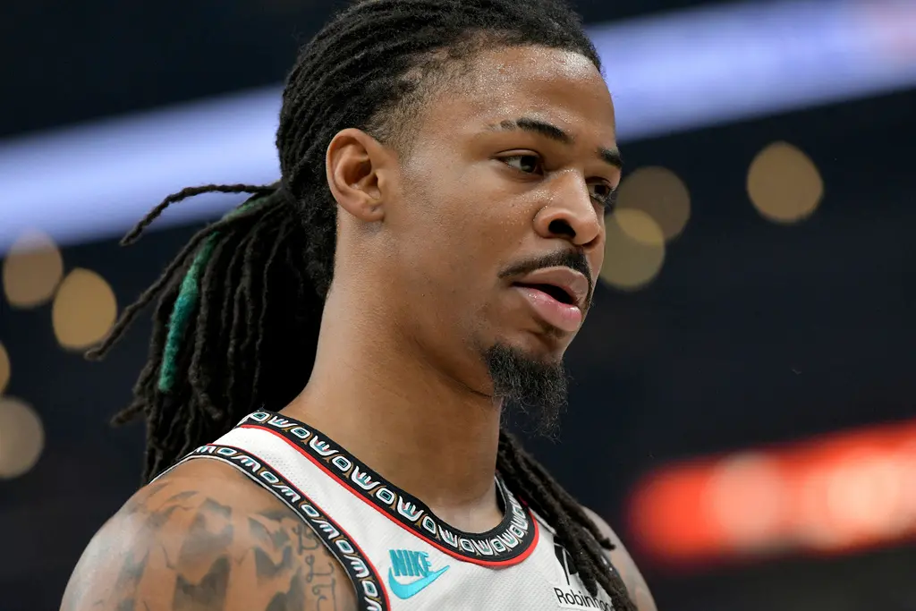 ▲灰熊當家球星Ja Morant昨戰在空中被擊落，痛到在地板上哀號無法起身，後續退場後就並未回歸，稍早則確定因為臀部挫傷，缺席明日凌晨舉行的第4戰。（圖／美聯社／達志影像）