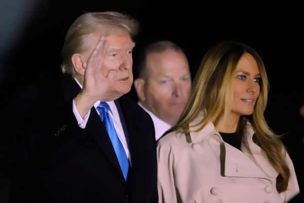 ▲美國總統川普抵達義大利羅馬，準備出席教宗方濟各的葬禮，聲稱由於他太忙了，沒時間為26日過55歲生日的妻子準備禮物。（圖／美聯社／達志影像）