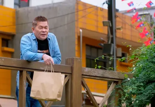 ▲68歲澎恰恰（如圖）因投資電影失利負債2.4億，被揭露剩7000墮萬待清償，經紀人表示有義務替他處債務問題，但請債主們透過法律程序申請支付命令。（圖／三立提供）