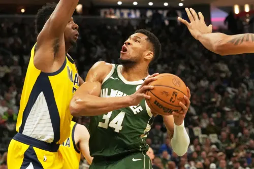 NBA季後賽首輪G3中,密爾瓦基公鹿在主場以117:101擊敗印第安那溜馬,系列賽大比分追成1:2。此役,超級球星「字母哥」Giannis Antetokounmpo與爆發的奇兵Gary Trent Jr.聯手轟下74分。 ▲NBA季後賽首輪G3中,密爾瓦基公鹿在主場以117:101擊敗印第安那溜馬,系列賽大比分追成1:2。此役,超級球星「字母哥」Giannis Antetokounmpo與爆發的奇兵Gary Trent Jr.聯手轟下74分。(圖/美聯社/達志影像)