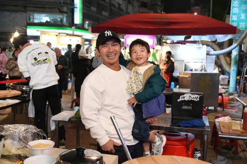 ▲蔡昌憲的老婆與兩個孩子也驚喜現身，讓他抱著小孩賣力吆喝，對鏡頭喊話：「這次就靠你們幫爸爸撐場啦！」（圖／三立提供）