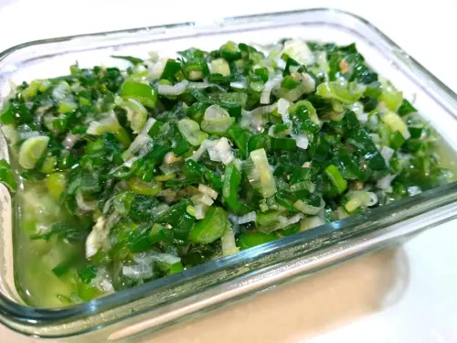 ▲內行人會趁蔥價便宜時做「蔥油醬」（或稱青蔥醬），蒸魚、沾雞、拌飯、拌麵都好用。（圖／廚藝公社臉書）