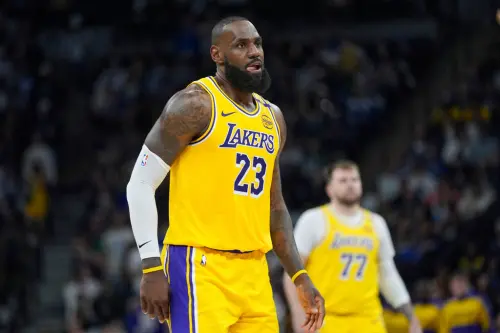 LeBron James全場豪奪38分、10籃板,但湖人主打的區域聯防仍遭拆解,加上Doncic生病等諸多不利,湖人終場以104:116慘敗給灰狼,慘吞苦澀一敗,季後賽也陷入不利局面。(圖/美聯社/達志影像) ▲湖人隊自交易Anthony Davis後禁區防守問題浮現,主帥JJ Redick坦言缺乏護框者是隱憂。雪上加霜的是,球星Luka Doncic又因食物中毒影響季後賽表現,導致湖人系列賽1:2落後灰狼,晉級前景堪憂。(圖/美聯社/達志影像)
