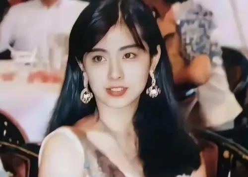 ▲58歲的女星王祖賢近期被目擊現身上海浦東機場，參加今（26）日在無錫舉辦的「國際灸法大會」，她的女神魅力一如往昔，依舊留著一頭黑色長髮，親民的與粉絲打招呼。（圖／取自微博）