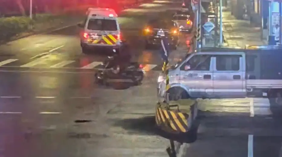 ▲台北市大安區敦化南路一處公寓頂樓水塔，發現一名70歲老翁溺斃其中，警方通報消防車趕赴現場。（圖／警方提供）