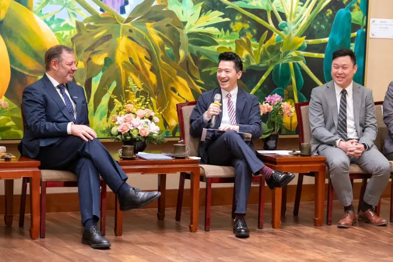 ▲總統府副秘書長何志偉（圖中）近日在總統府接待多團代表團談ESG永續。（圖／取自何志偉臉書）