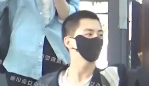 ▲鏡頭捕捉男子短髮黑衣打扮，神似陳曉模樣。（圖／微博）