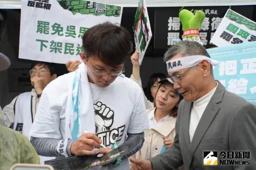 ▲426凱道戰威權活動，民眾黨主席黃國昌為支持者簽名。（圖／記者呂炯昌攝）