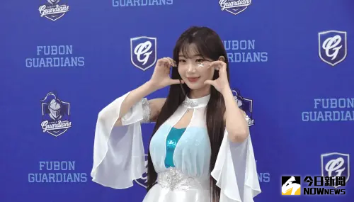 Fubon Angels李珠珢今日將在5局中場SOLO秀,她直言很緊張。(圖/記者陳云茹攝影) ▲Fubon Angels韓籍女神李珠珢今(26)日SOLO登台,掀起粉絲搶拍,同時也首度回應加盟台韓啦啦隊「兩邊跑」風波,直言自己還在「多方嘗試」的階段。(圖/記者陳云茹攝影)